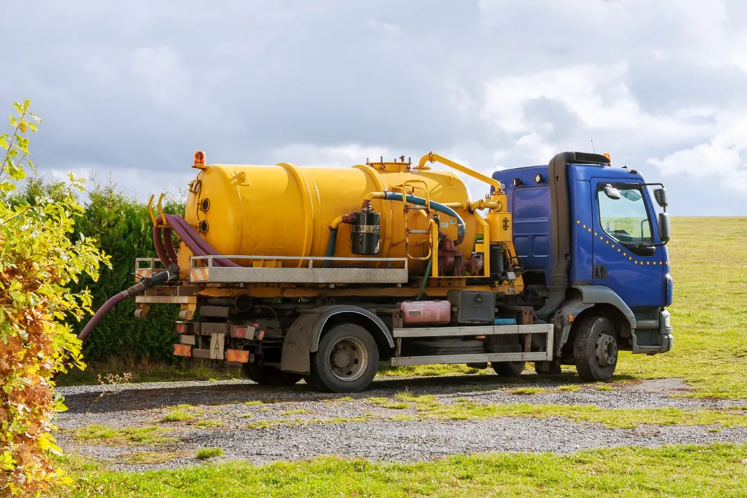 Desentupimento com caminhão Sewer Jet RJ: 5 benefícios que vão te surpreender