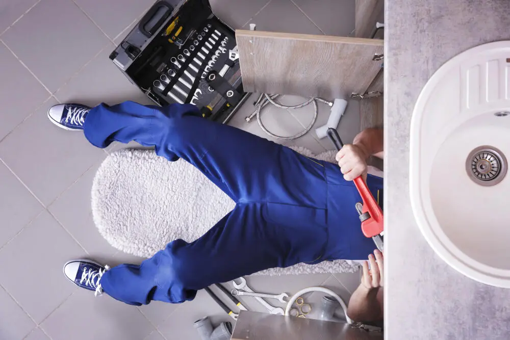 Por Que o Desentupimento Técnico é Mais Seguro do que Soluções Caseiras em Apartamentos no RJ